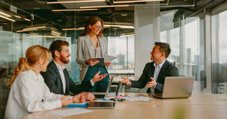 L’équipe administratif qui analyse le tableau de bord financier pour la gestion de la comptabilité d'une PME.