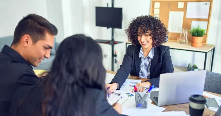 Comment les banques professionnelles accompagnent la croissance des PME : leviers financiers, choix du banquier et conseils pour votre entreprise.
