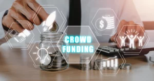 Main insérant une pièce dans un bocal avec des icônes de crowdfunding – concept de financement participatif pour associations