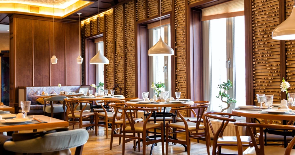 Intérieur chaleureux d’un restaurant prêt à ouvrir, illustrant les étapes comptables et fiscales de création