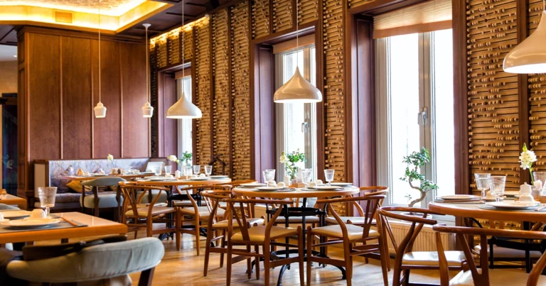 Intérieur chaleureux d’un restaurant prêt à ouvrir, illustrant les étapes comptables et fiscales de création