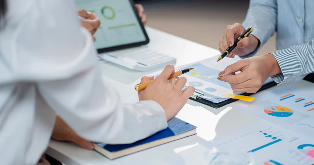 Consultants analysant des données pour choisir un statut juridique adapté