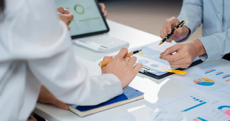 Consultants analysant des données pour choisir un statut juridique adapté