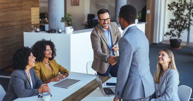 Un entrepreneur serre la main d’un expert-comptable lors d’un rendez-vous professionnel