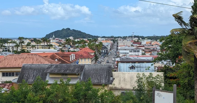 Vue panoramique de Cayenne illustrant les opportunités de défiscalisation en Guyane (Loi Girardin et CIOP) pour les investisseurs.