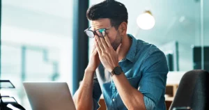 Dirigeant stressé devant son ordinateur après des erreurs d’installation de Pennylane sans intégrateur certifié