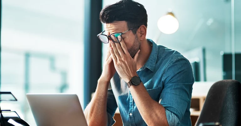 Dirigeant stressé devant son ordinateur après des erreurs d’installation de Pennylane sans intégrateur certifié