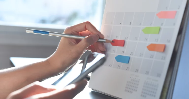 Planification des échéances sur un calendrier pour anticiper la réforme de la facture électronique 2026.
