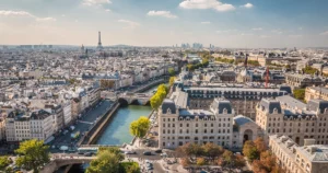 ue panoramique sur Paris avec la Seine, la Tour Eiffel et le quartier d'affaires de La Défense, illustrant la zone d'intervention de l'intégrateur Pennylane certifié pour les PME franciliennes.