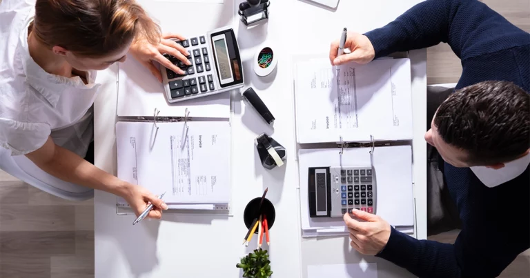 Avis Pennylane 2026 :intégrateur Pennylane certifié et expert-comptable travaillant sur la gestion financière d'une entreprise.