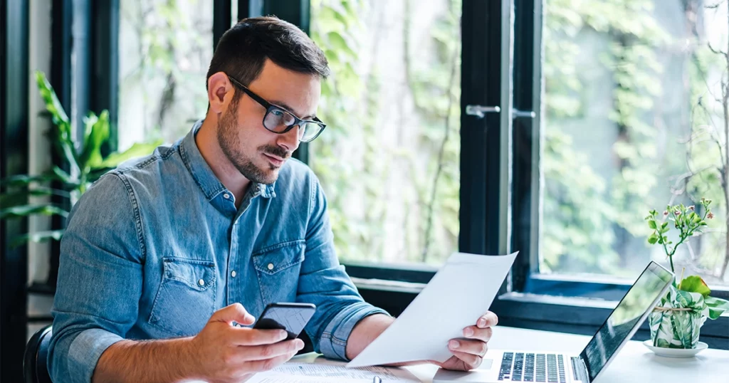 Dirigeant consultant une PA facture électronique sur son ordinateur pour gérer la conformité de son entreprise.